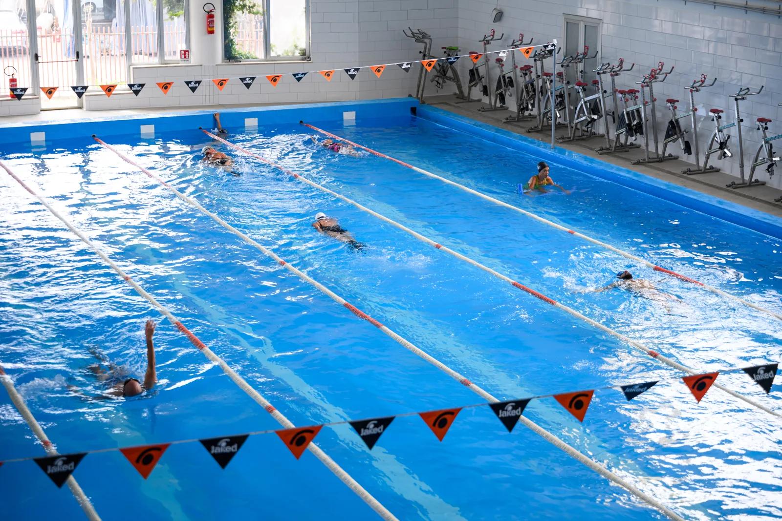 Nuoto nelle corsie della piscina Sporting Poseidon